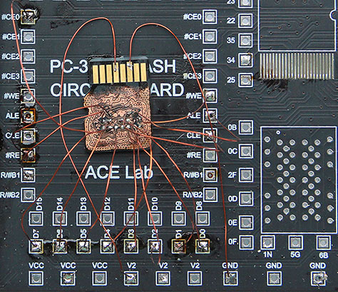 MicroSD-Karte wird im DrData Mikroelektronik-Labor ausgelesen